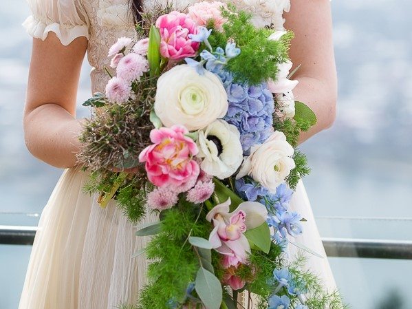 Brautstrauß mit Efeu, Hortensien und Anemonen © Radmila Kerl
