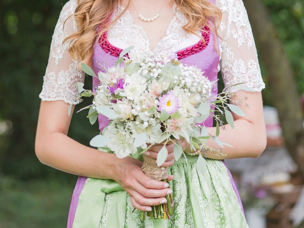 Brautstrauß modern interpretiert mit Waxflower und Schleierkraut