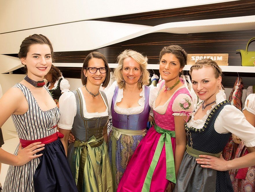 Carmen Couzyn, Birgit Indra, Ulli Ehrlich, Anna Huber im Wiener Wiesn Dirndl 2017, Marie-Theres Leopoldsberger-Pribil
