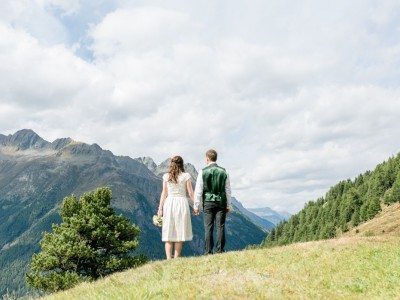 Brautpaar vor Bergkulisse auf der Kleble Alm