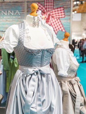 Dirndl in Blautönen von Hanna Trachten